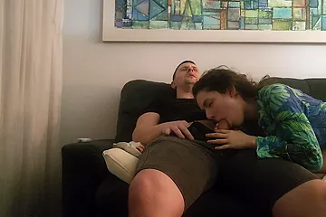 Novinha Safada In Do Tinder Flagrada Sentando Gostoso E Engolindo Porra Enquanto Assistia Um Filme - free porn video