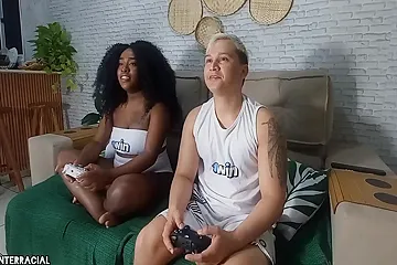 Richards Oliver And Bruna Black - Minha Vizinha Me Interrompe No Meio De Um Jogo Querendo Fuder, Tirou Preservativo E Sentou No Pelo! ( Com Erros De Gravacao No Final) 11 Min - free porn video