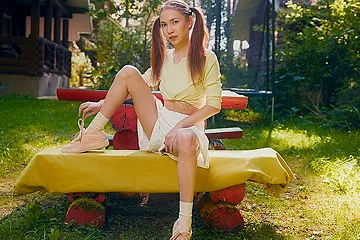 Cutie orgasms on a bench - free porn video