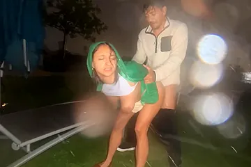 je me fais prendre dans le jardin sous la pluie - free porn video