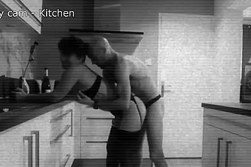 sexe filmé par la camera de surveillance dans la cuisine - free porn video