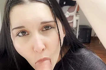 cpshy le branle entre ses gros seins - free porn video